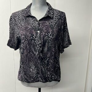 Short sleeve black and gray shirt with front tuck and longer in the back.